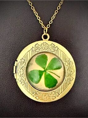 Lucky Clover Vintage Style Green & Gold Shamrock Locket Necklace🍀